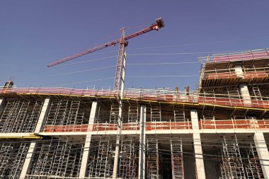 İnşaat alanında vinçle birlikte. İnşaat alanında vinç var. İnşaat alanında vinç var. Sanayi bölgesi. Bina ve inşaat. Vinç çekiliyor. Mimari tasarım.