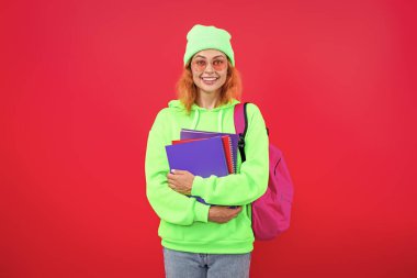 Pembe üzerine izole edilmiş genç bir kız. 1 Eylül. Bilgi ve eğitim. Okul eğitimi. Öğrenci hayatı. Üniversitedeki kız öğrenci. Okula dönelim. Bilgi toplama günü. Üniversitede eğitim. Ömür boyu öğrenme.