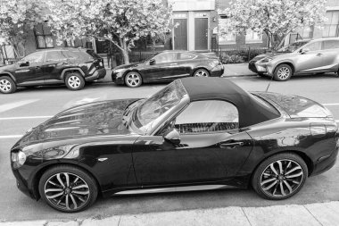 New York, ABD - 23 Nisan 2020 Fiat 124 Spider üstü açık arabası, yan görüş.