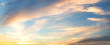 Günbatımı gökyüzü arka planı. Bulutlu gökyüzü arkaplanı. Gün batımı gökyüzü. Dramatik gündoğumu gökyüzü olan bir arka plan. Gökyüzü ve bulutlar. Gün doğumu. Pembe bulutlu gökyüzü. Bulutlu gün batımı.