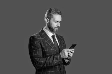 Sosyal ağ. Telefonu olan İspanyol bir iş adamı. Telefon kullanan bir iş adamı. Hatta kalın. Gri yolda insan telefonu görüşmesi izole edildi. İş adamı sohbeti. İş adamı mesajlaşması ve mesajı.