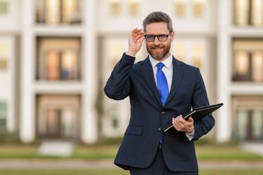 Ev sigortası. Emlak sigortası tanıtımı. Başarılı bir komisyoncu. İpotek sigortacısı. Amerikalı satış müdürü. Satılık bir emlakçı. Takım elbiseli bir emlakçı. Kirala ya da yeni bir ev al. Meşgul simsar.