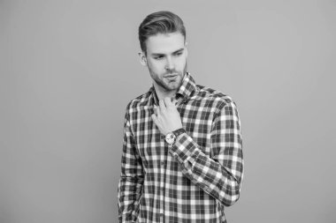 Kol saatini gösteren bir adam. Zaman dakikliği. Lüks kol saati olan adamlar. Millennial yakışıklı adam kol saatini gösteriyor. Erkekler için moda aksesuarı. Erkek moda aksesuarı. Eli kollu bir adam. Tarz sahibi ol..