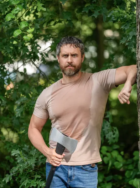 Terli adam rahatla. Baltalı yakışıklı bir adam. Ormanda baltayla oduncu. Keresteci gömlekli ve baltası ağır. Güçlü adam ormanda çalışır. Ormanda baltalı oduncu adamlar. Oduncu baltayı taşıyor..