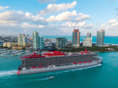 Miami, Florida, ABD - 28 Mart 2025: Gemi turu ve deniz yolculuğu. Seyahat acentası turu. Cesur bayan yolcu gemisi yolculuğu. Yaz tatili için gemi turu. Bakire Yolculukları ve Bain Capital. Deniz meltemi.
