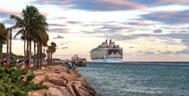 Miami, Florida, ABD - 23 Aralık 2024 yaz tatili. Royal Karayipler Uluslararası yolcu gemisi. Gemi turu. Lüks gemi gezisi. Deniz Yolcuları Seyahat Senfonisi. Okyanus yolculuğu.