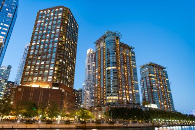Gökdelen mimarisi. Gece iş gökdeleninde. Şehir merkezindeki gökdelen. Şehir mimarisi. İş bölgesindeki ofis binası. Modern cam bina. Chicago 'nun gece şehri.