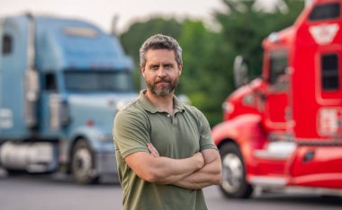 Yarı kamyon aracı. İspanyol kamyoncu adam. Kamyonun önünde yakışıklı bir şoför. Kamyon sahibi. Kamyon şoförü portresi. Kamyon kamyonunun yanında bir erkek kamyon şoförü. Taşıma araçları.