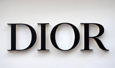 Miami, Florida, ABD - 16 Şubat 2025: Dior adlı marka moda tasarımcısı. Logotype şirketi Dior. Christian Dior SE marka logosu.