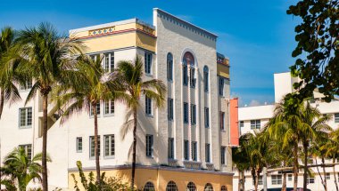 Art Deco. Miami sahilinin modern binası. Okyanus yolculuğu. Ocean Drive 'daki Miami South Beach. Art Deco mimarisi. Mimari bina. Art deco mimari bölgesi.