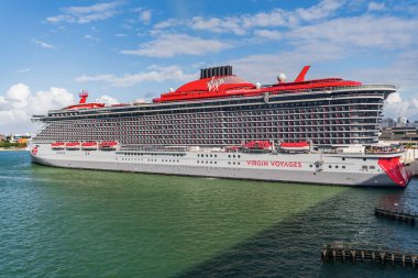 Miami, Florida, ABD - 3 Kasım 2024: Valiant Lady Cruise Gemisi Yolculuğu. Yaz tatili için gemi turu. Bakire Yolculukları ve Bain Capital. Gemi turu ve deniz seyahati. Seyahat acentası turu.