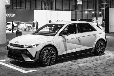 New York City, ABD - 27 Mart 2024: Hyundai IONIQ 5 N elektrikli araba New York Uluslararası Otomobil Fuarı, köşe görünümü.