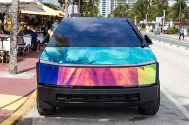 Miami, Florida, ABD - 08 Aralık 2024: Tesla Cybertruck 'ın elektrikli arabası. Tesla Cybertruck 'ın arabası dışarıda park edilmiş. Tesla Cybertruck, ön manzara. 2024 Tesla Cybertruck elektrikli kamyonet, araba akordu.