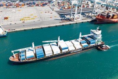 Miami, Florida, ABD - 20 Mart 2025: Kargo Seaboard Explorer konteynır gemisi, ihracat. Yük konteynırı kargo gemisi ve römorkör. Kargo gemisi. Miami limanı. Konteynır Monrovia gemisi.