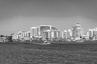 Fort Lauderdale, Florida, ABD - 25 Mart 2023 Fort Lauderdale konut mimarisi ve yatları ile lüks şehir manzarası.