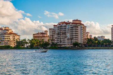 Fisher Adası 'nda lüks bir yat teknesi. Yaz tatili. Fisher Adası konut binası ve lüks yat teknesi. Miami 'deki Fisher Adası' nın gün batımı manzarası. Marinaya yüzen bir tekne..