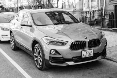 New York, ABD - 08 Nisan 2018 BMW X2 sDrive28i SUV aracı caddeye park edilmiş, köşe manzaralı.
