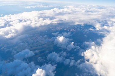 Bulutlu hava manzarası. Bulut ve bulutlu gökyüzü. Bulutlarla kaplı hava bulutlu manzarası. Hava bulutlu gökyüzü manzarası. Uçaktan bulutlu görüntü. Gökyüzü bulutlu. Bulutlu ufuk çizgisi.