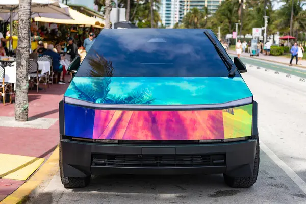 Miami, Florida, ABD - 08 Aralık 2024: Tesla Cybertruck 'ın elektrikli arabası. Tesla Cybertruck 'ın arabası dışarıda park edilmiş. Tesla Cybertruck, ön manzara. 2024 Tesla Cybertruck elektrikli kamyonet, araba akordu.