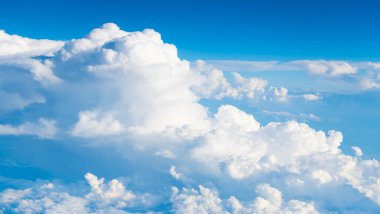 Güneşin doğuşuyla mavi gökyüzünün güzel manzarası. Gökyüzü bulutları. Parçalı bulutlu. Arka plan bulutu yazı. Gün batımında gökyüzü bulutsuz. Doğal gökyüzü.