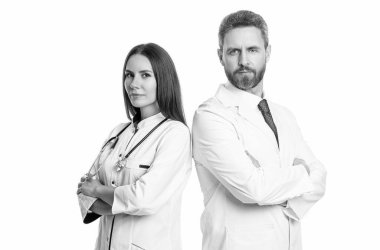 Hastanedeki doktor ve hemşire meslektaşlarının tıbbi personeli beyazlara izole edilmiş sağlık hizmetleri ve sağlık hizmetleri sunmaktadır..