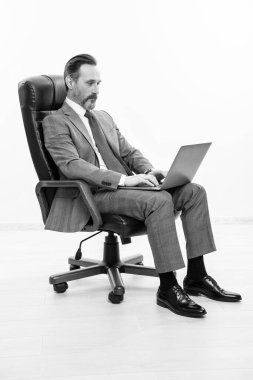Çevrimiçi çalışan serbest çalışan biri. Serbest blog yazarı. Uzaktan kumanda serbest çalışıyor. İş adamı, ofis elbisesi içinde dinleniyor. İş başarısı. Bilgisayarda iş adamı iletişimi. İleti yazılıyor.