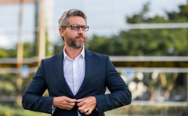 İş molasında ofis müdürü. Açık havada başarılı bir iş adamı. Profesyonel iş adamı takım elbise giyer. İş adamı portresi. Başarılı bir iş. Girişimcinin başarısı, alanı kopyala.