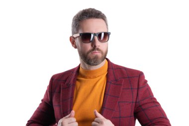 İş ceketli ve güneş gözlüklü bir adam. Olgun adam erkek giyim tarzı giyinir. Şık ve modaya uygun. İspanyol manken. Beyaz giysili şık erkek kıyafetleri. Gösterişli moda belirleyici.