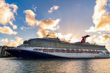 Miami, Florida, ABD - 10 Aralık 2024 Yaz Tatili Gezisi. Karnaval yolcu gemisi. Gemi turu. Gemi Miami limanından ayrılıyor. Seyahat güzergahı. Karnaval Gündoğumu yolcu gemisi yolculuğu.