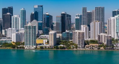Miami 'deki Brickell binası. Gökdelen mimarisi olan Brickell Skyline. Şehir silüeti. Hava görüntüsü. Florida, Brickell Key 'den Miami' ye. Şehir merkezinde bir gökdelen. Şehir manzarası silüeti.