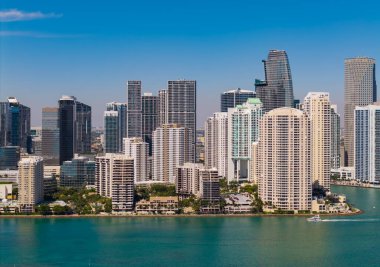Miami Panoraması. Miami şehir merkezindeki Brickell Key 'deki modern gökdelenin havadan görünüşü. Miami 'nin silüeti. Brickell şehir merkezi. Modern şehir binası ve gökdelen. Şehir merkezi ufuk çizgisi.