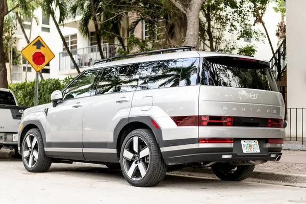 Miami, Florida, ABD - 08 Aralık 2024 Hyundai Santa Fe HEV Limited Cip. Hyundai Santa Fe HEV tipi bir araba. Hyundai 'nin arabası dışarıda park edilmiş. Hyundai Santa Fe, köşe manzaralı.