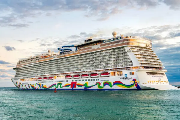 Miami, Florida, ABD - 23 Aralık 2024 Norveç yolcu gemisi. Gemi turu ve deniz seyahati. Gemi kalkıyor. Norveçli bir yolcu gemisi yolculuğu. Yaz tatilinde gezmek.