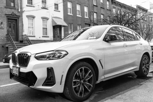 New York City, ABD - 1 Nisan 2024: BMW X4 lüks geçiş aracı açık hava, köşe manzaralı.