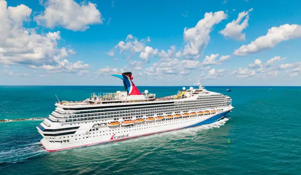 Miami, Florida, ABD - 27 Mart 2025: Karnaval Gündoğumu yolcu gemisi yolculuğu. Yaz tatilinde gemi turu. Karnaval yolcu gemisi. Gemi turu ve deniz seyahati. Gemi limandan ayrılıyor..