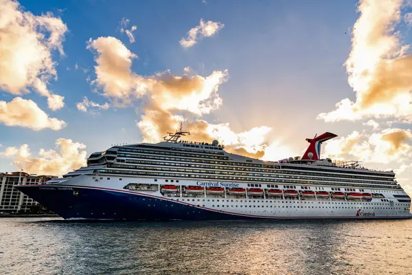 Miami, Florida, ABD - 10 Aralık 2024 Yaz Tatili Gezisi. Karnaval yolcu gemisi. Gemi turu. Gemi Miami limanından ayrılıyor. Seyahat güzergahı. Karnaval Gündoğumu yolcu gemisi yolculuğu.