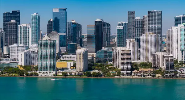 Miami 'deki Brickell binası. Gökdelen mimarisi olan Brickell Skyline. Şehir silüeti. Hava görüntüsü. Florida, Brickell Key 'den Miami' ye. Şehir merkezinde bir gökdelen. Şehir manzarası silüeti.