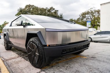Miami, Florida, ABD - 12 Aralık 2024 Tesla Cybertruck elektrikli kamyonet vagonu. Tesla Cybertruck 'ın elektrikli arabası. Tesla Cybertruck 'ın arabası dışarıda park edilmiş. Tesla Cybertruck, köşe manzaralı..
