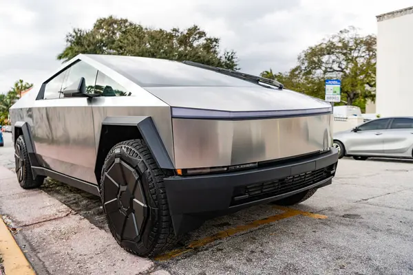 Miami, Florida, ABD - 12 Aralık 2024 Tesla Cybertruck elektrikli kamyonet vagonu. Tesla Cybertruck 'ın elektrikli arabası. Tesla Cybertruck 'ın arabası dışarıda park edilmiş. Tesla Cybertruck, köşe manzaralı..