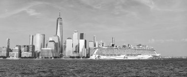 New York, ABD - 13 Haziran 2023: New York 'ta Manhattan' a giden Norveçli bir gemi. New York Manhattan 'ın Skyline' ı Hudson Nehri yolcu gemisi NCL 'de seyrediyor..
