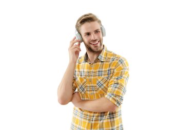Yaşam tarzı ve müzik. Beyazlara izole edilmiş kulaklıkla müzik dinleyen bir adam. Öğrenci milenyum erkek yaşam tarzı. Müzik tarzı. Ses kitabını dinle. Milenyum insanı yaşam tarzı. Stüdyo sesi.