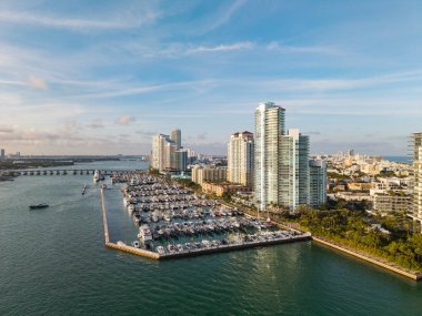 Miami 'nin güney sahili manzaralı lüks yat marinası ve limanda teknesi var..