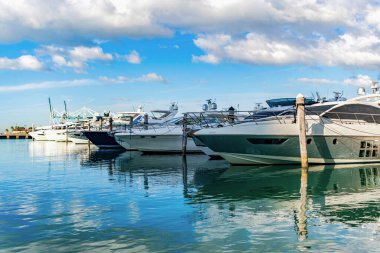 Lüks yat limanı, limanda lüks bir tekne, yaz tatili..