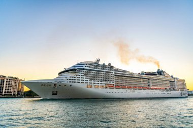 Miami, Florida, ABD - 21 Aralık 2024: Gemi turu ve deniz yolculuğu. Gemi deniz manzaralı limandan ayrılıyor. MSC Divina yolcu gemisi yolculuğu. Yaz tatilinde gemi turu. MSC seyahat şirketinde..