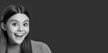 Reklam afişindeki mutlu çocuk. Ergen alışverişi. Kızın düz saçları ve sağlıklı bir teni var. Kopya alanı. Yüz portresi genç kızı şaşırttı. Olumlu duygular. Saç bakımı ve cilt bakımı.