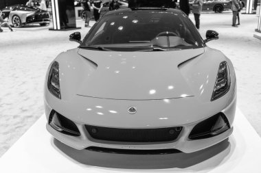 New York, ABD - 27 Mart 2024: Lotus Emira spor araba turuncu renkli New York Uluslararası Otomobil Fuarı, ön manzara.
