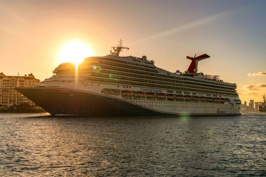 Miami, Florida, ABD - 24 Aralık 2024 Yaz Tatili Seyahati. Karnaval yolcu gemisi. Gemi turu. Gemi Miami limanından ayrılıyor. Seyahat güzergahı. Karnaval Gündoğumu yolcu gemisi yolculuğu.