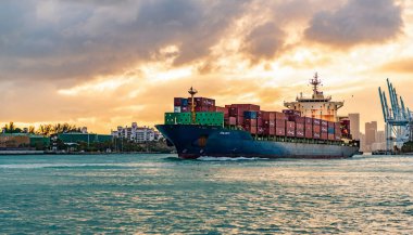Miami, Florida, ABD - 16 Aralık 2024: kargo Chloe D Monrovia gemisi, hava manzaralı. Kargo gemisinde nakliye konteynırı. Kargo gemisi. Günbatımında Miami Limanı. Konteyner gemisi.