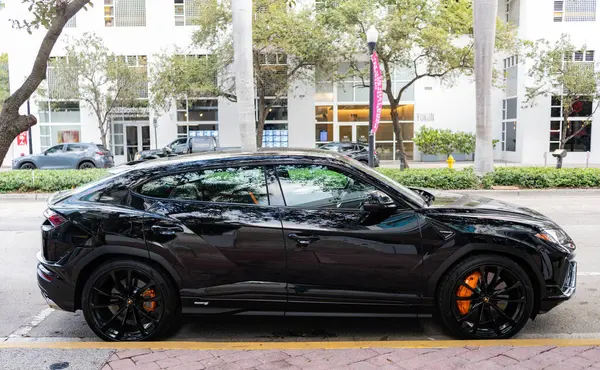 Miami, Florida, ABD - 08 Aralık 2024 Lamborghini Urus S SUV spor yara izi. Lamborghini Urus S tipi lüks bir spor araba. Lamborghini Urus 'un arabası dışarıda park edilmiş. Siyah Lamborghini Urus, yan görünüm.