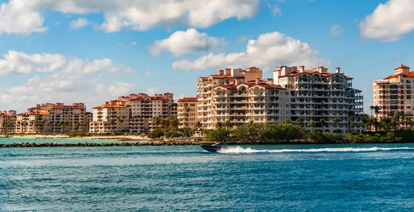 Yat marinaya gidiyor. Tekne ve yat gezisi. Lüks bir yaşam tarzı. Fisher Adası 'nda lüks bir binada yat. Yaz tatili. Fisher Adası Binası. Lüks motorlu tekne yatı. Turistik bölge.